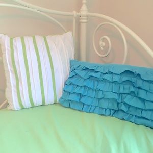 Twin comforter w/ sham + 2 decorative pillows